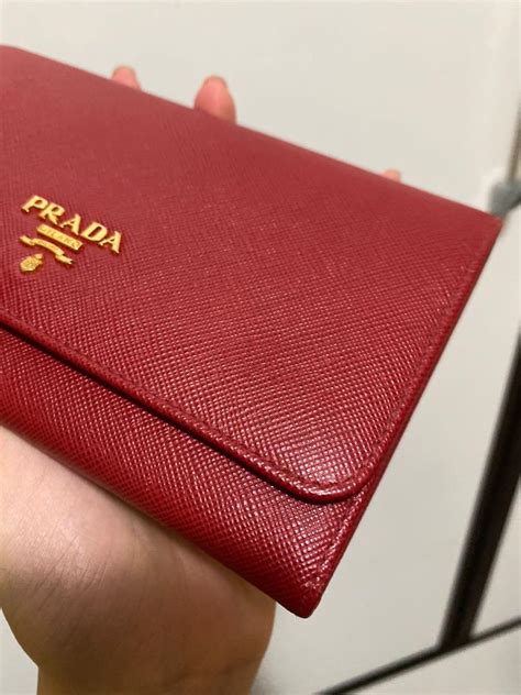 Prada 銀包｜10+ 女生必愛的名牌銀包 2024 推薦，長銀包、短銀 .